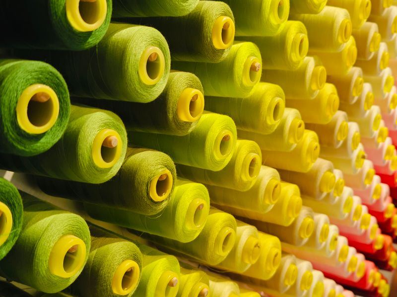 Bobinas de hilos de colores